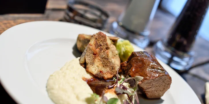 150 g  Sous vide jelenie stehno na karfiolovom pyré na šípkovej omáčke s karlovarskými knedličkami