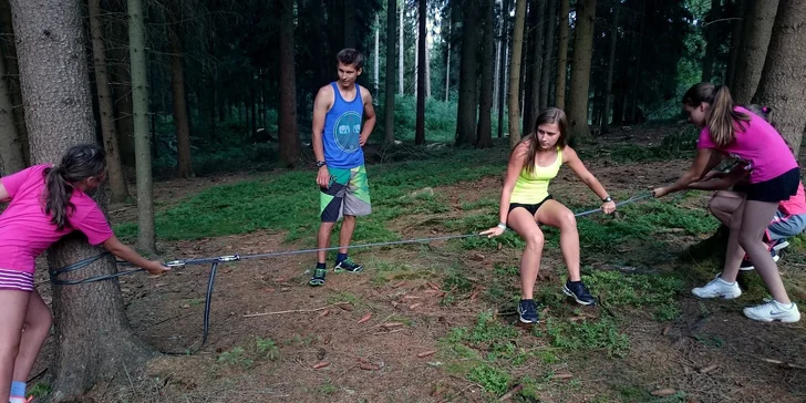 Tábor je hlavně o sportu a zábavě, zablbnout si zkusí třeba na slackline.