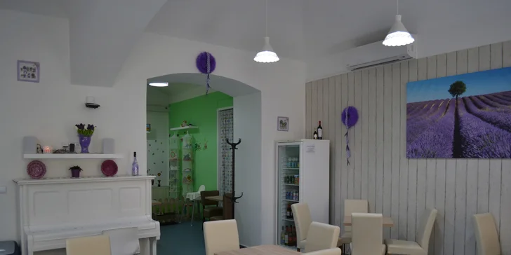 Interiér kavárny je laděný ve stylu Provence.