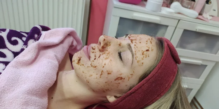 Vyzkoušet můžete i biocelulózovou masku nebo ošetření galvanickou žehličkou.