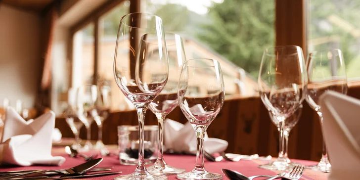 Vychutnejte si tradiční rakouskou gastronomii s krásným výhledem na hory.