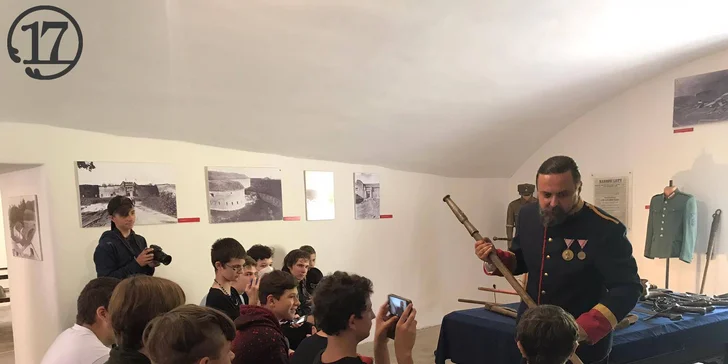 Projdete si vnitřní prostory reduitu a dalšího působení mužstva, nádvoří se studnou nebo prostory šíjové kaponiery.