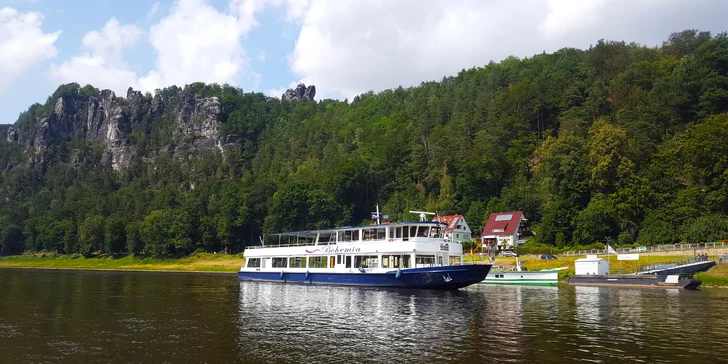 Loď Bohemia připlouvá do obce Kurort Rathen.