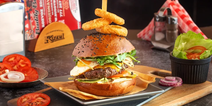 Do bulky se vešlo jak 100% hovězí, tak cheddar, nálož slaniny, vejce a cibule z grilu a dokonce i tři cibulové kroužky. 