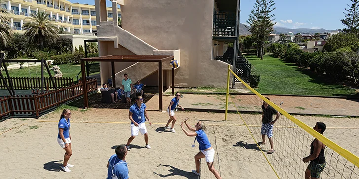 Děti pošlete do miniklubu nebo na hřiště a vy si běžte zapinkat beach volejbal.