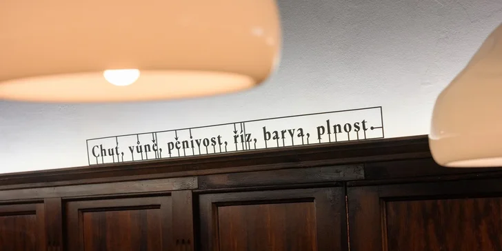  Pošmáknete si na tlačence, utopenci, nakládaném hermelínu, bůčku a škvarkovce.