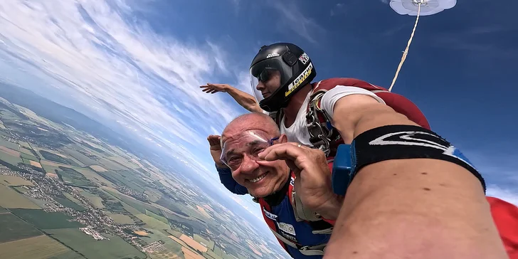 Tandemový zoskok prebieha s profi inštruktorom, ktorý dohliadne na bezpečnosť a maximálny zážitok