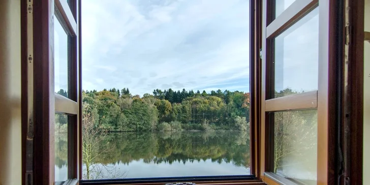 Z apartmánu je výhled na jezero.