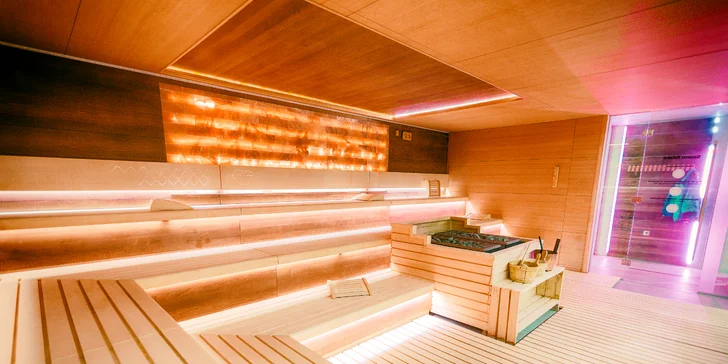 K dispozici je také venkovní sauna pro 60 osob, ve které se pravidelně konají saunové ceremoniály.