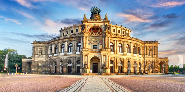V centru nevynechte Semperovu operu.