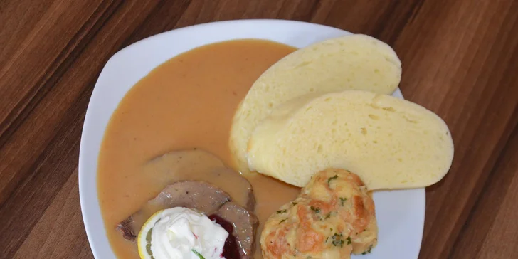 Rovněž se můžete těšit na jednu 4chodovou a jednu servírovanou večeři, při které si můžete vybrat ze 2 různých jídel.