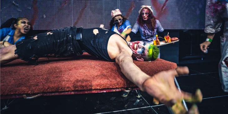 Právě onen šílený klaun Pennywise vás provede celou více jak 120minutovou show, doporučenou pro dospělé publikum. 