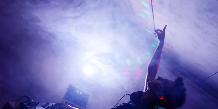 Nechte si zahrát dle přání na DJ party ve vyzdobeném sále 