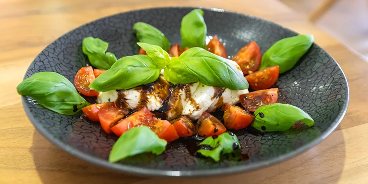Jako předkrm se bude podávat salát caprese a carpaccio z lososa. 