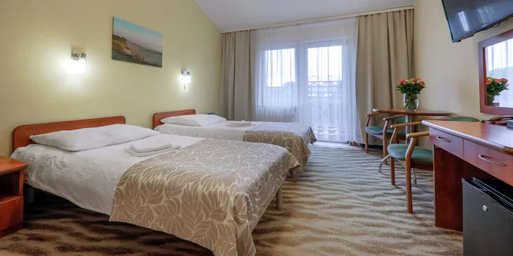 Ubytujete se ve světlých pokojích s vlastní koupelnou, televizí a Wi‑Fi zdarma. 