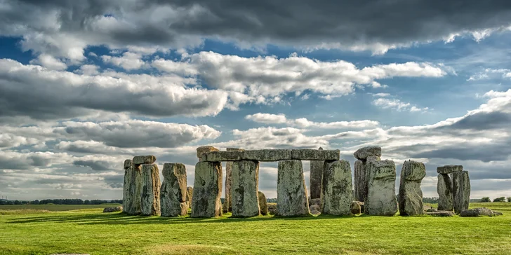 Stonehenge je komplex menhirů a kamenných kruhů na Salisburské pláni.