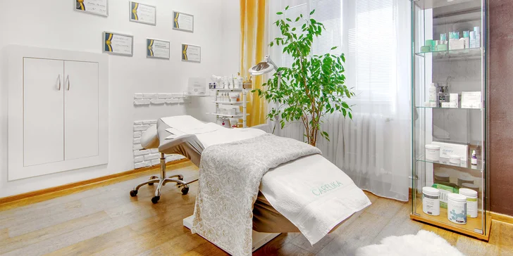 Zvolíte-li 90minutovou anti-aging variantu ošetření, nebude chybět ani enzymatický peeling, hloubkové čištění pleti ultrazvukem a použití alginátové masky k hydrataci, zpevnění a regeneraci pokožky. 
