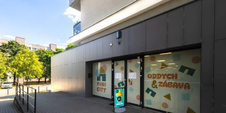 Parkovanie nájdete priamo pri herni na vyhradených miestach.