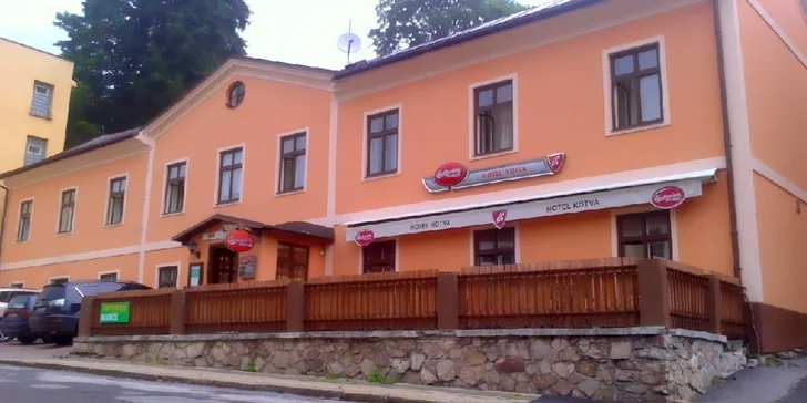 Lázeňský hotel leží v centru Janských Lázní a od secesní kolonády ho dělí jen 250 metrů. 