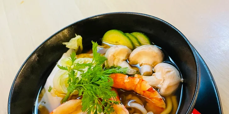 Dát si můžete i závitky, polévky, ramen, pho bo, saláty, gyoza či bun bo nam bo.