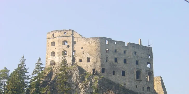 Nenechajte si ujsť ani zaujímavé pamiatky v okolí – krásnu architektúru na Liptove, dedinku Vlkolínec (zapísanú na zozname UNESCO), hrad Likava, mauzóleum Andreja Hlinku, Galériu Ľ. Fullu či vzdialenejšiu lokalitu Archeoskanzen Havránok. 