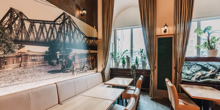 Restauraci najdete u náměstí Republiky asi 10 min. od Horního náměstí.