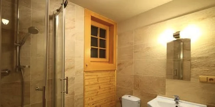 Krásná koupelna je také v horním patře.