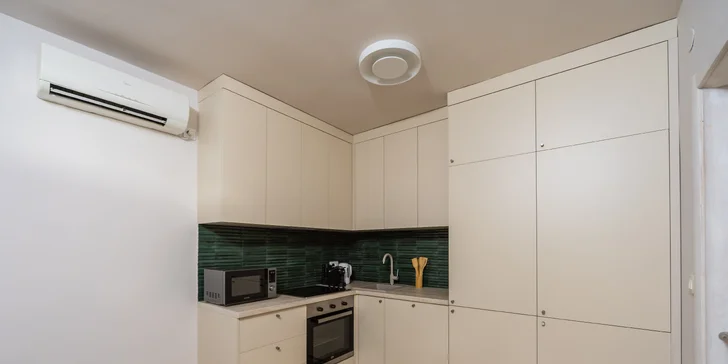 Na 46 m² najdete vzdušný prostor s pohodlnou manželskou postelí a rozkládacím gaučem, plně vybavenou kuchyň.