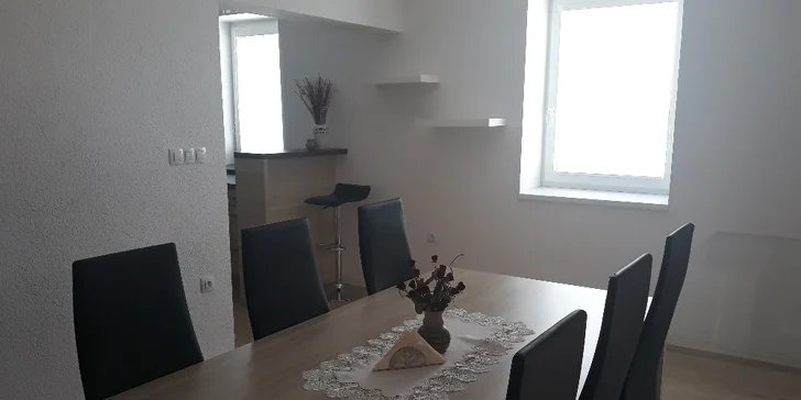 Všechny apartmány mají televizi, minibar, klimatizaci, žehličku a fén.