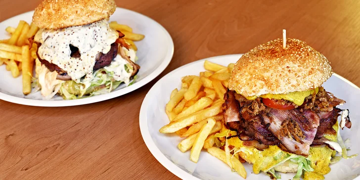 1 nebo 2 burgery s hranolky servírované v malém pivním království