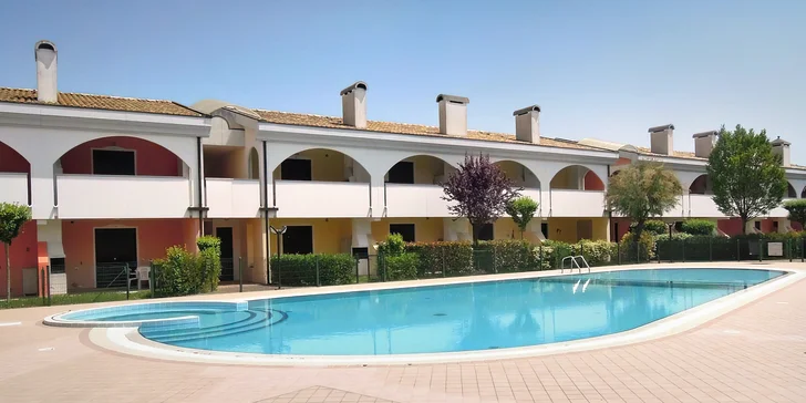 Dovolená v Bibione: pobyt v apartmánech Villaggio Leopardi I s kuchyňkou a bazénem, 1 km od pláže