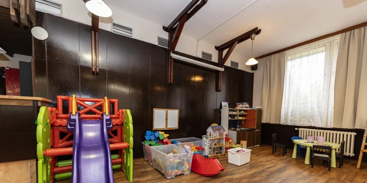 Klidně s sebou vezměte svoje ratolesti. Čeká tu na ně koutek a městečko s pískovištěm a domečky.