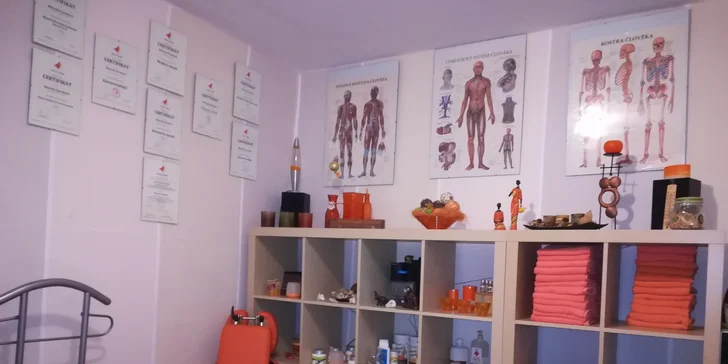 Při masáži se intenzivně vtírá masážní olej po celé délce páteře.