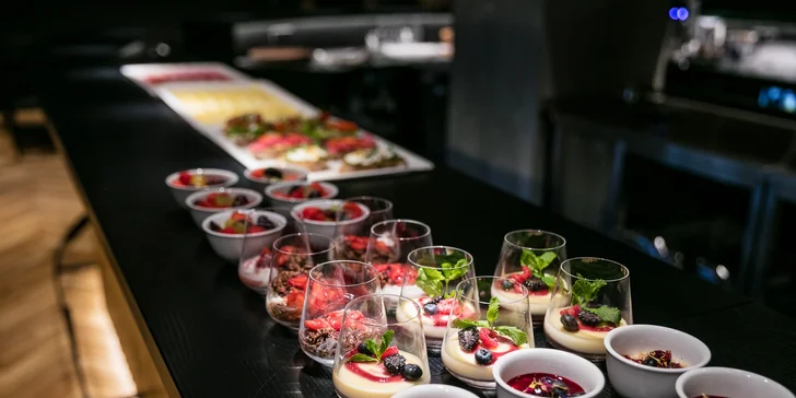 Od 14 do 20 hodin můžete v lobby baru zdarma ochutnávat vybrané tapas. 