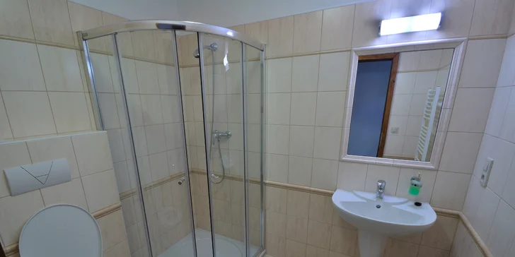 I přes všechnu dobovost nechybí pokojům moderní vybavení.