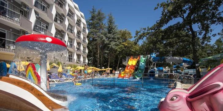 Hotelový bazén se skluzavkami a dětskou částí doplňuje relaxační bazén.