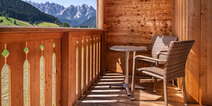 Pokoje mají také balkon s výhledem na Alpy. 