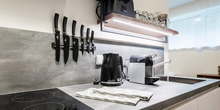 V apartmánu je plně vybavená kuchyň s moderními spotřebiči.