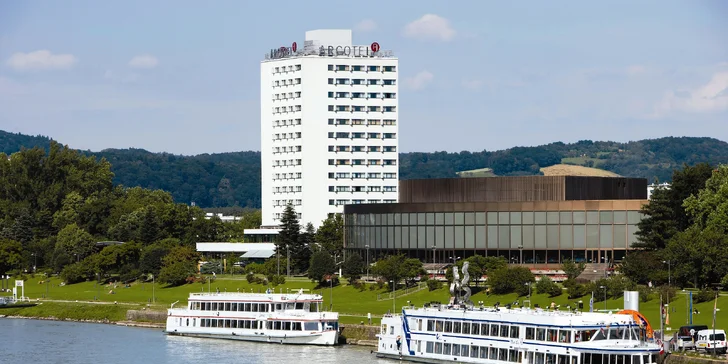 Priamo od hotela vedú bežecké a cyklistické trasy popri rieke.