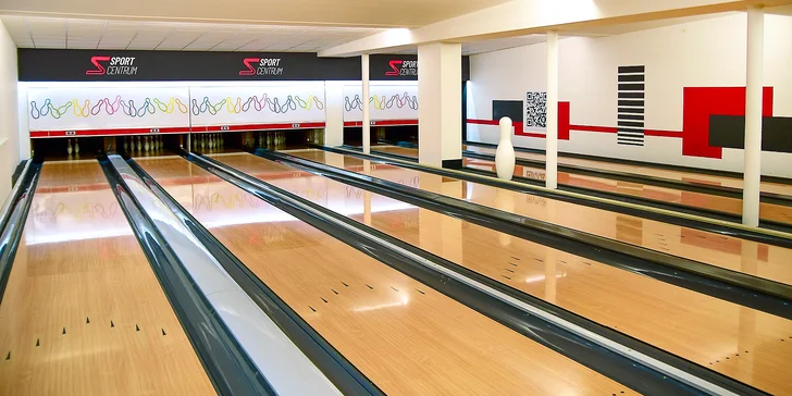 Vykutálená zábava: hodina bowlingu až pro 6 hráčů a chutná pizza k tomu