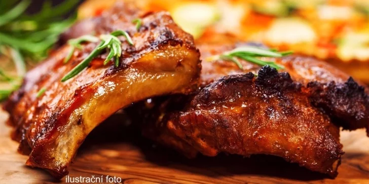 800 gramů lahodných marinovaných žebírek s pečivem a BBQ omáčkou