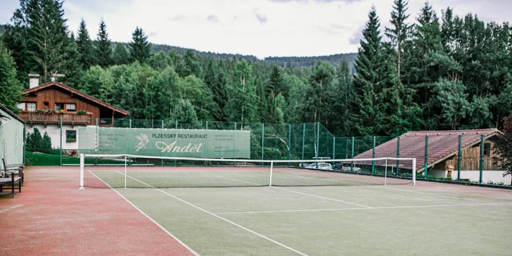Co takhle zahrát si tenis? A pro děti tu případně mají kryté hřiště. 