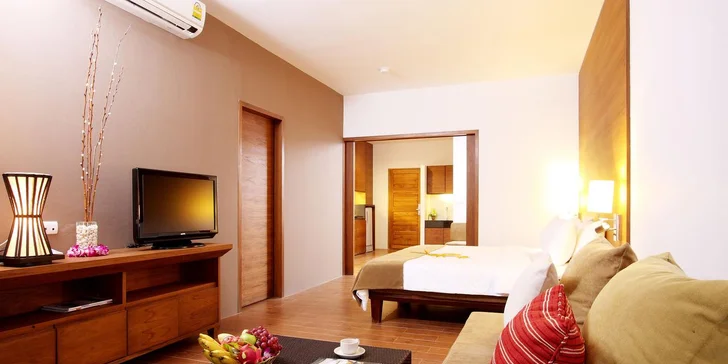 Součástí pokoje je minibar, LCD televizor, varná konvice a balkon nebo terasa s výhledem do zahrady.