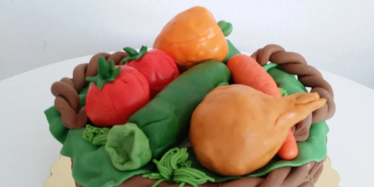 A pravý je i marcipán, který zdobí třeba tento "zeleninový" košíček.