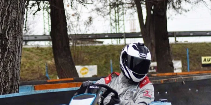 Burácející motor Honda má obsah 270 ccm a maximální rychlost se blíží 60 km/h.