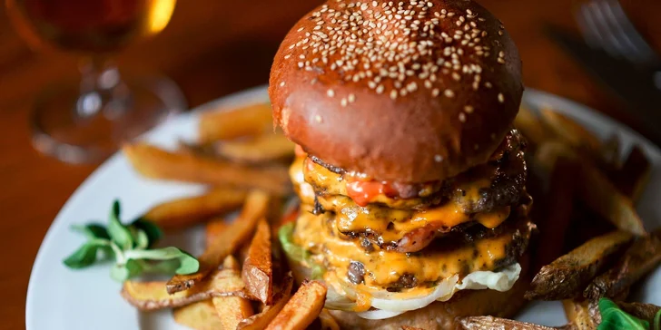 1000 g Staromestský hovädzí burger s domácimi hranolčekmi