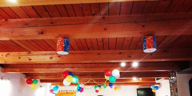 Kromě piva tu čepují i kofolu nebo si můžete vychutnat mošt ze Šťáhlav a posedět si třeba na venkovní zahrádce. 