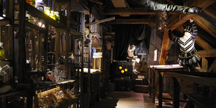 Součástí expozice je celá řada exponátů z rudolfinské Prahy. 
