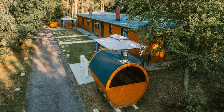 Spanie na peci a relax v saune aj kúpacom sude: luxusné apartmány uprostred lesov v Jeseníkoch