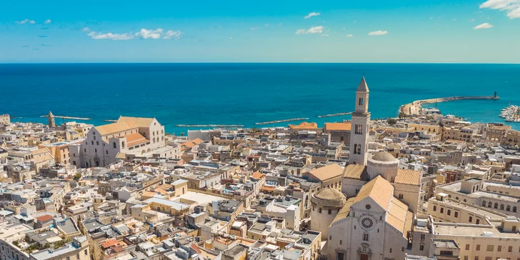 Bari je dostupné kyvadlovou dopravou z hotelu nebo vlakem.